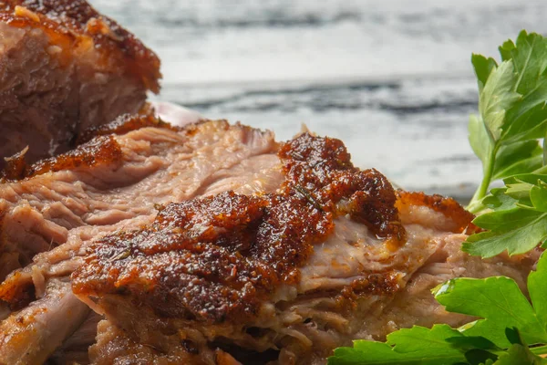 Seramik tabakta sulu, fırında domuz pirzolası.