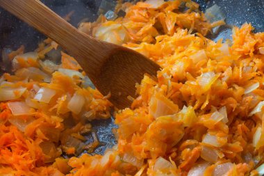 pilav ve baharatlı tavuk.