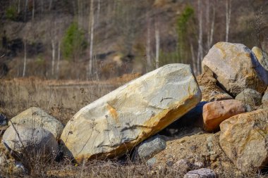 Doğanın arka planında güneş tarafından aydınlatılan devasa kayalar.