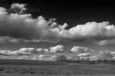 Kümülüs bulutlu mavi güneşli gökyüzü