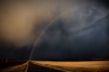 Kümülüs bulutlarıyla fırtınalı gökyüzü
