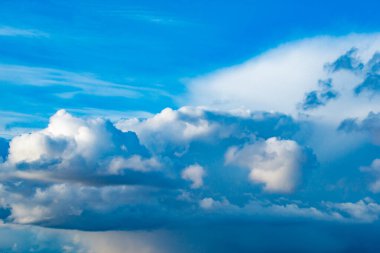 Kümülüs bulutlarını mavi gökyüzüne yağdır.