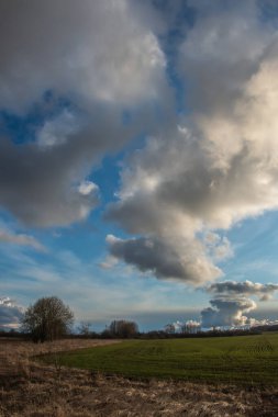Akşam manzarası ve yağmur Cumulus bulutları.