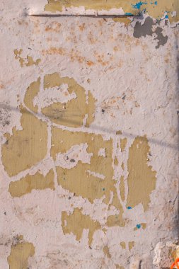 Yüzey dokusu soyulmuş boya ve pas ile.