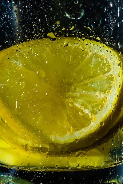 Vidrio Cubierto Con Gotas Agua Con Limón Amarillo —  Fotos de Stock