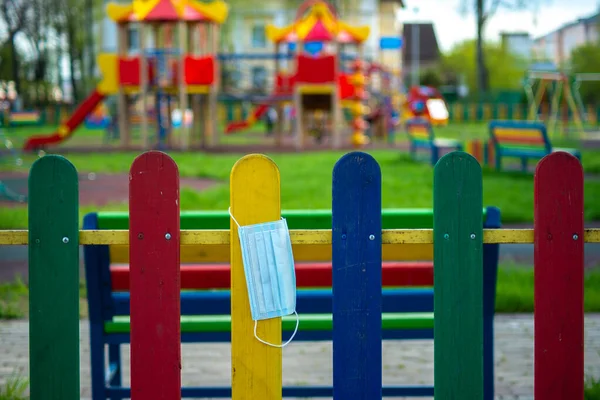 Koronavirüs maskesi, izolasyon, oyun alanı, COVID-19,