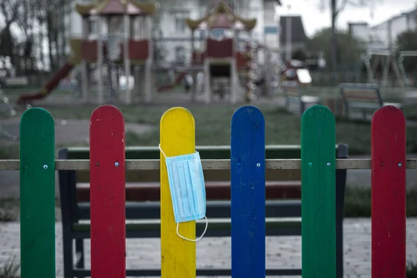 Koronavirüs maskesi, izolasyon, oyun alanı, COVID-19,