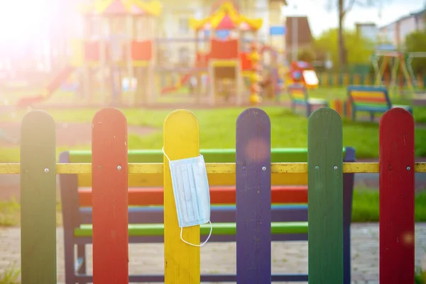 Koronavirüs maskesi, izolasyon, oyun alanı, COVID-19,