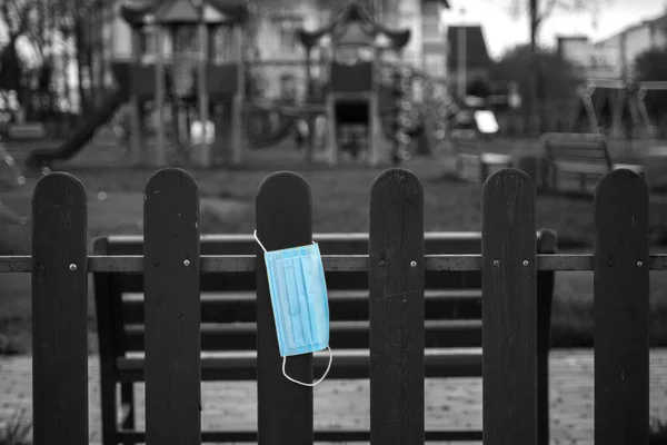 Coronavirus maskesi, oyun alanı, COVID-19.