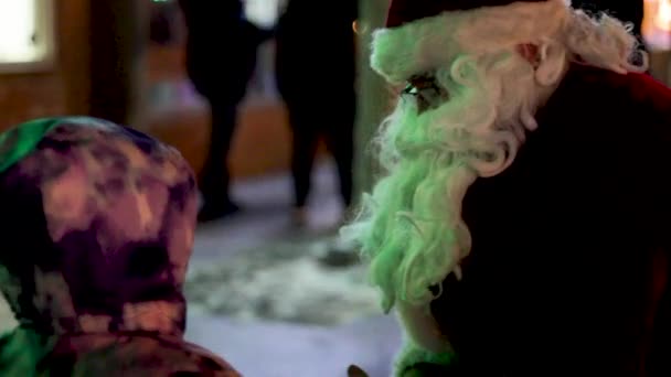 Santa High Femmor Barn Utomhus Julfirande Natten — Stockvideo