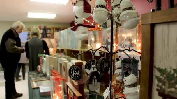 Exibição Ornamentos Natal Mercado Compras Artesanato — Vídeo de Stock