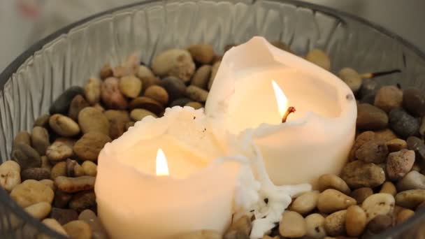 Zwei Kerzen Mit Steinen Spa — Stockvideo