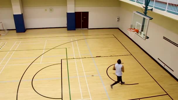 Homem Faz Leigos Com Basquete Bola Vai Baske — Vídeo de Stock