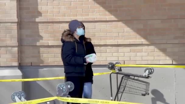 Pareja Máscaras Línea Supermercados Durante Pandemia Covid Clip De Vídeo