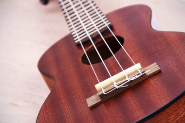   Ukulele gitar ahşap arka plan üzerinde
