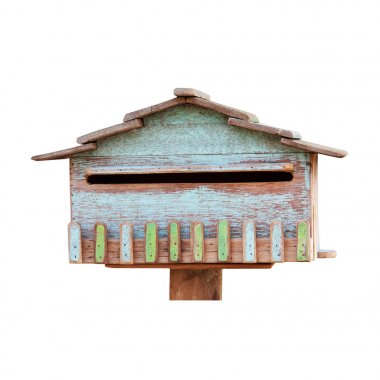 Beyaz arka plan ve kırpma yolu üzerindeki eski ahşap posta.