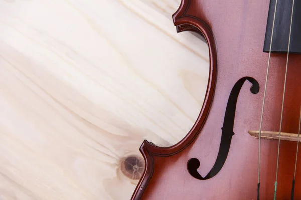 나무 배경의 바이올린 — 스톡 사진