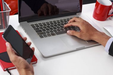 iş adamı bir dizüstü bilgisayar ve akıllı pho kullanarak çalışma