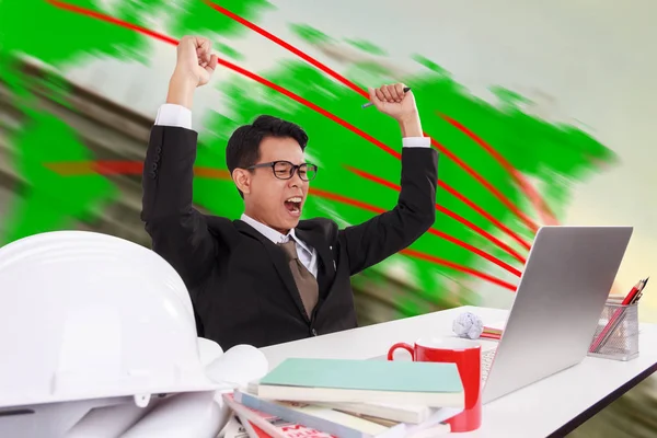 Joven empresario feliz de trabajar con éxito . —  Fotos de Stock