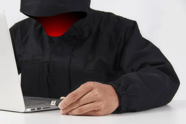 Hacker en un ordenador portátil — Foto de Stock