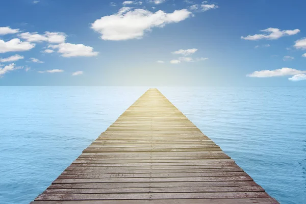 Houten brug over de zee onder heldere hemel voor achtergrond. — Stockfoto