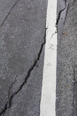  yol yüzey çatlak tehlikelidir  