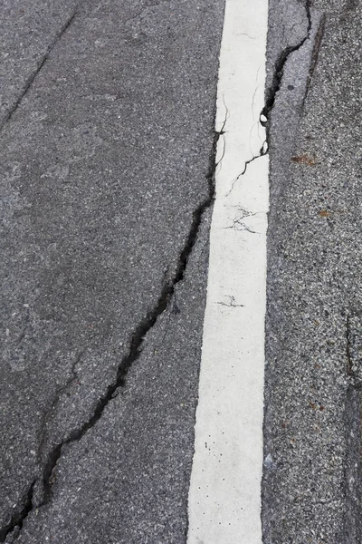 Rachadura da superfície da estrada é perigoso — Fotografia de Stock