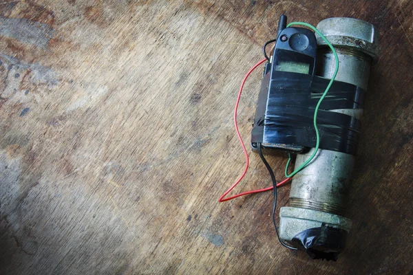 Tuyau en acier explosif (IED) est allumé par téléphone cellulaire. — Photo