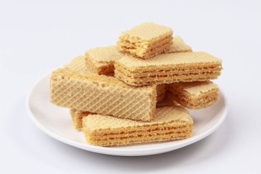 Beyaz çanak üzerinde kremalı gofret 