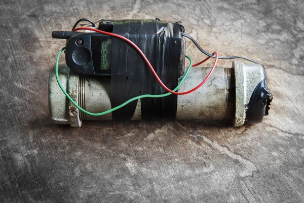 Steel pipe explosive (IED) is ignited by cell phone. — Stock Photo, Image