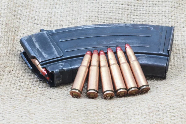 Gewehrkugel und Munitionstasche. Wählen Sie einen Schwerpunkt Munition — Stockfoto