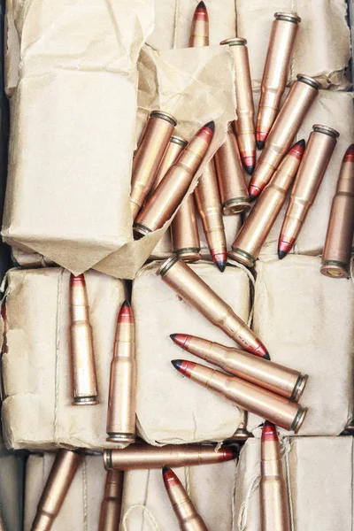 Gevär bullet ammunition rutan på vit bakgrund: välja en foca — Stockfoto