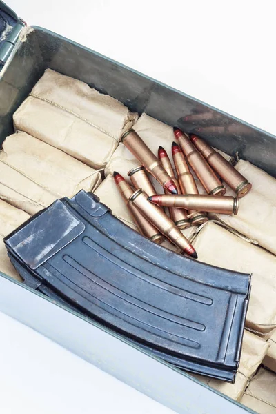 Bala de rifle e bolsa de munição em caixa de munição no bac branco — Fotografia de Stock