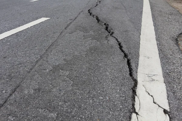 Road surface spricka är farligt — Stockfoto