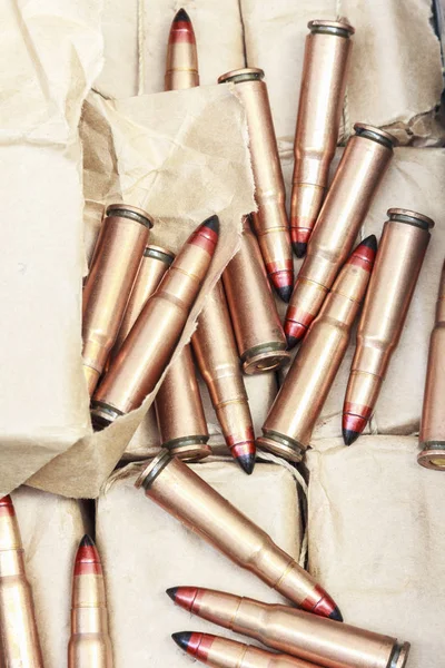 Rifle bullet  in ammunition box on white background:Choose a foc — Stock Photo, Image