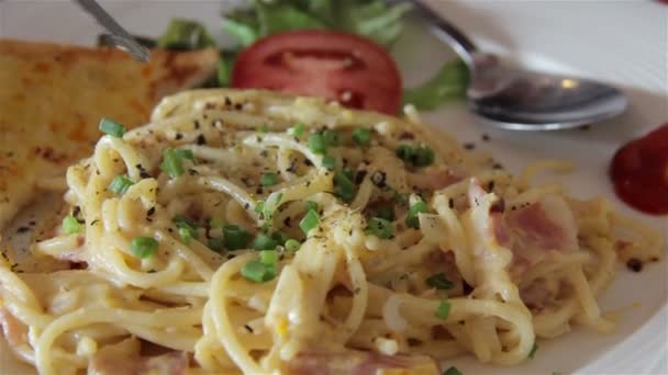 Spaghetti carbonara in the restaurant. — Stock Video