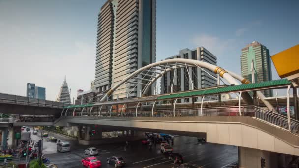 Chong nonsi Brücke und Verkehr auf Straßen Wahrzeichen in Bangkok Stadt. — Stockvideo