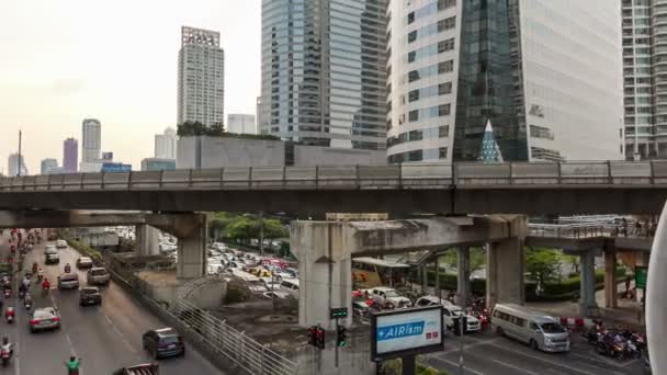 BANGKOK, TAILANDIA - ABRIL, 2017: Puente Chong nonsi y el tráfico en las calles hito en el centro de Bangkok el 28 de abril de 2017 en Bangkok, Tailandia . — Vídeos de Stock