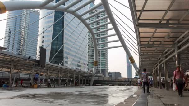 BANGKOK, THAILAND- ABRIL, 2017: Ponte Chong nonsi e tráfego nas ruas marco no centro de Banguecoque . — Vídeo de Stock