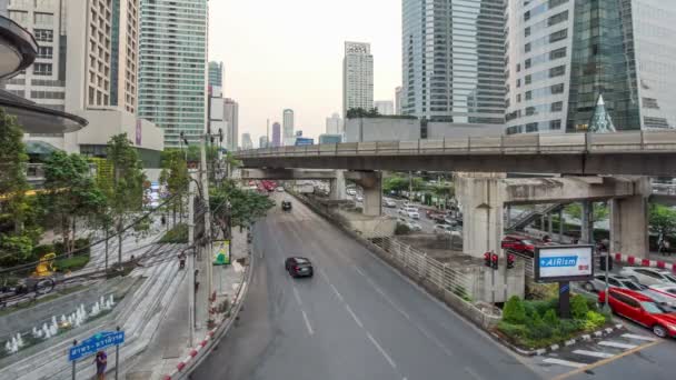 Bangkok, Thailand - April 2017: Chong nonsi bridge och trafik på gatorna landmark Bangkok downtown på 28 April 2017 i Bangkok, Thailand. — Stockvideo