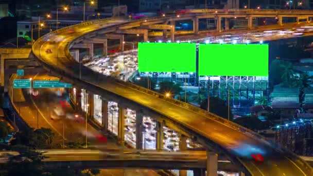 横幅与高速公路在城市，曼谷的绿色屏幕。晚上的时间推移原始大小 4k (4096 x 2304) — 图库视频影像