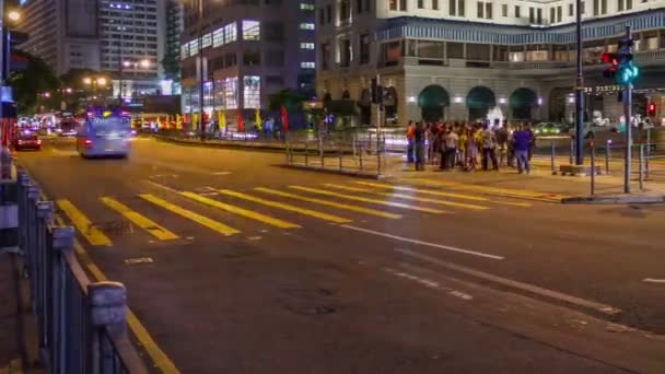 Timelapse publiken gå över gatan för trafik nattetid i Hong Kong . — Stockvideo