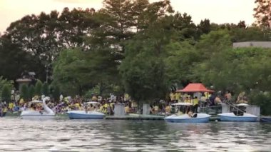 Zaman atlamalı insanlar kuğu tekne Parkı göl üzerinde. 