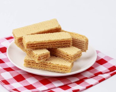 Beyaz çanak üzerinde kremalı gofret 