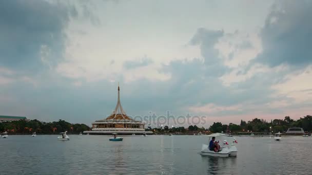 Personnes non identifiées sur des bateaux de cygne dans le lac de Suanluang RAMA 9 parc public — Video
