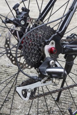 Bisiklet dişlileri, disk freni ve arka raydan çıkarıcı..  