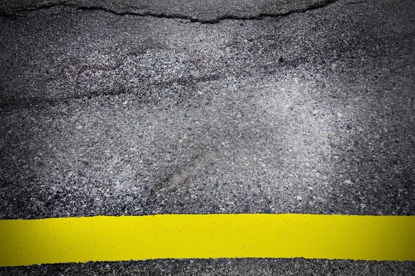 Rachadura da superfície da estrada é perigoso para o fundo . — Fotografia de Stock