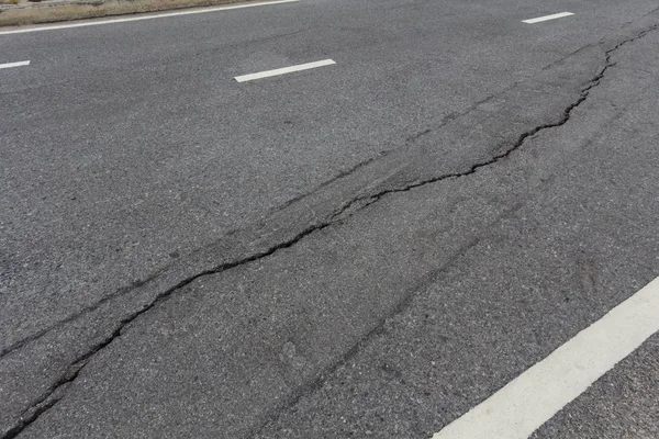 yol yüzey çatlak tehlikelidir.