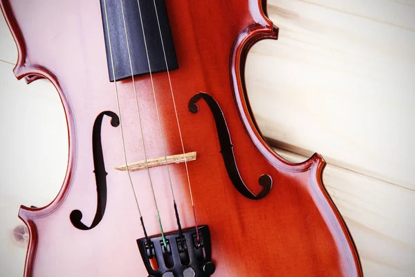 Скрипка на деревянном фоне — стоковое фото