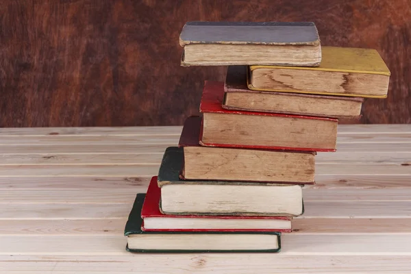 Vintage oude boeken op houten terras tafelblad tegen — Stockfoto
